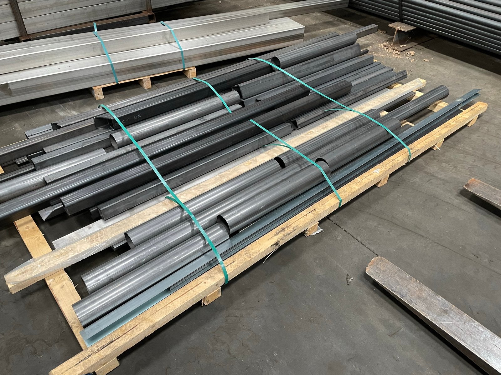 Diverse metalen buizen en kokers op pallet, Ophalen, Gebruikt, IJzer