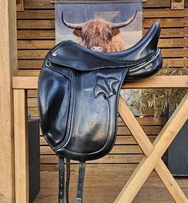 Macrider dressuurzadel 17,5 inch. Monoblad, Ophalen of Verzenden, Zo goed als nieuw, Zwart, Overige jeansmaten