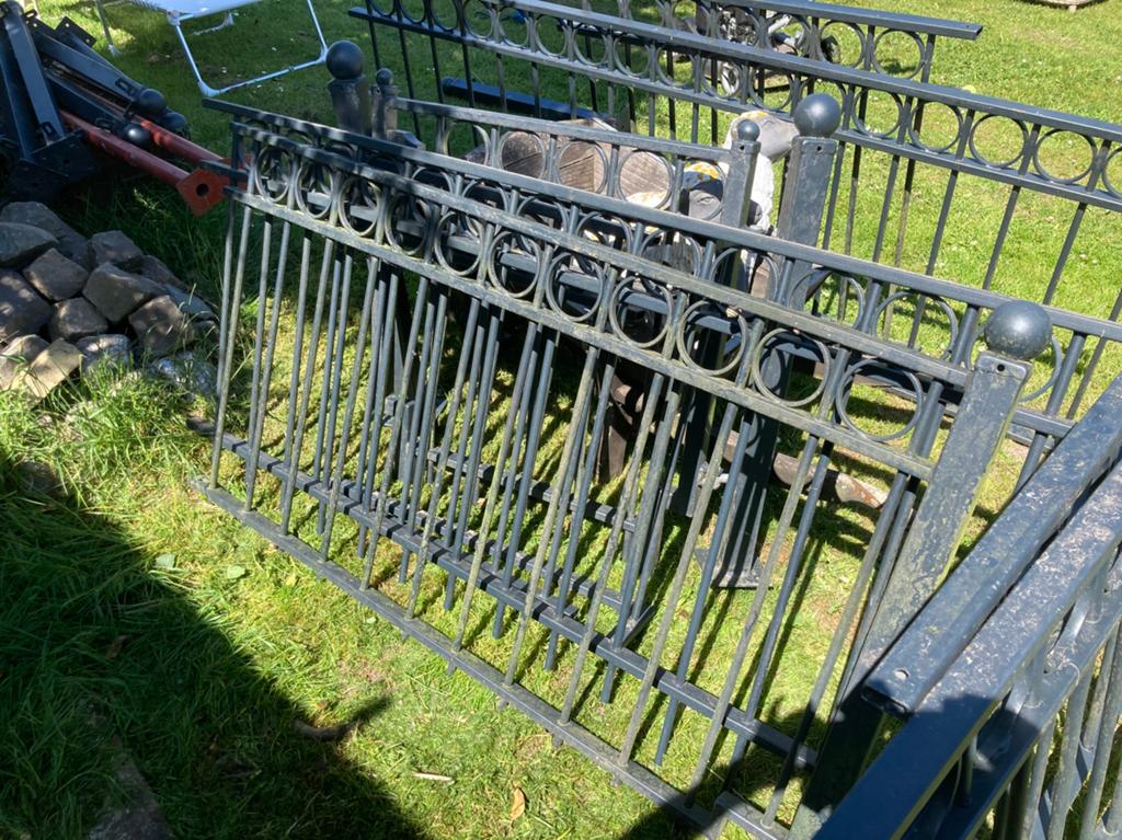Verzinkt metalen sierhek met palen. Lengte 13,5 meter., Ophalen, Zo goed als nieuw, IJzer, Sierhekwerk