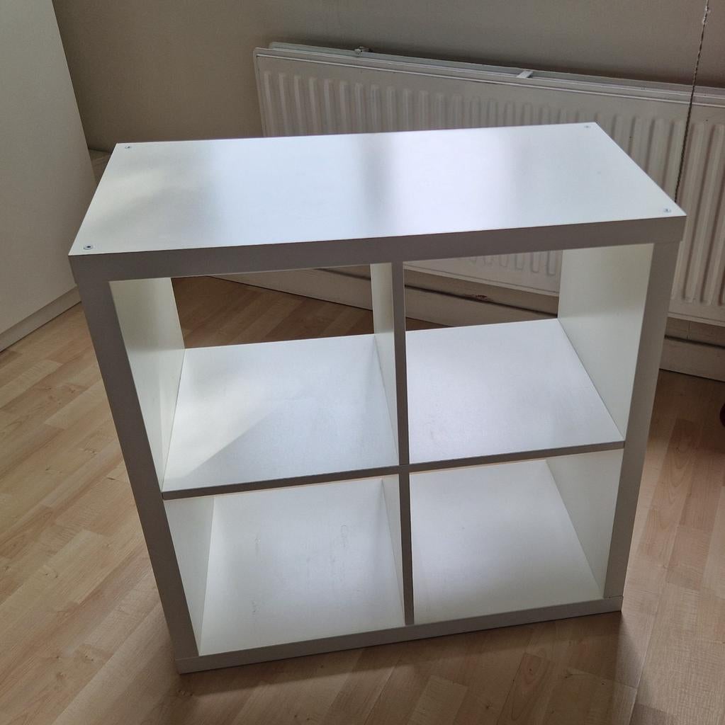 Ikea Kallax 2x2 vakkenkast wit met muurbevestiging, Huis en Inrichting, Kasten | Boekenkasten, Ophalen, Met plank(en), Gebruikt