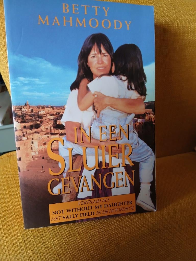 In een sluier gevangen - Betty Mahmoody (verfilmd, Boeken, Gelezen, Ophalen of Verzenden, Nederland, Betty Mahmoody
