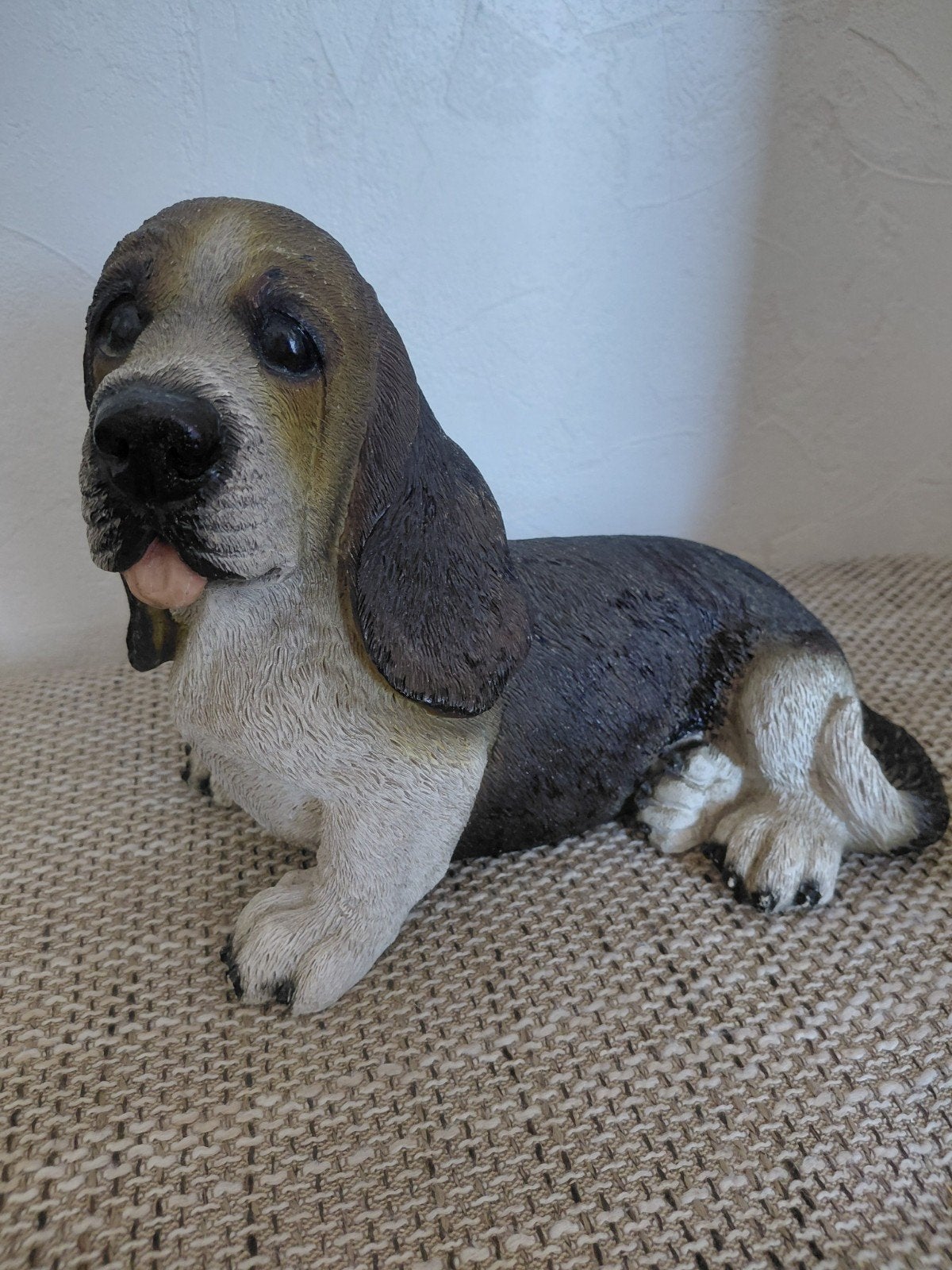 Basset Hound beeldje - 21 cm hoog, 25 cm breed, Meerkleurig, Overige materialen, Overige stijlen, Ophalen of Verzenden