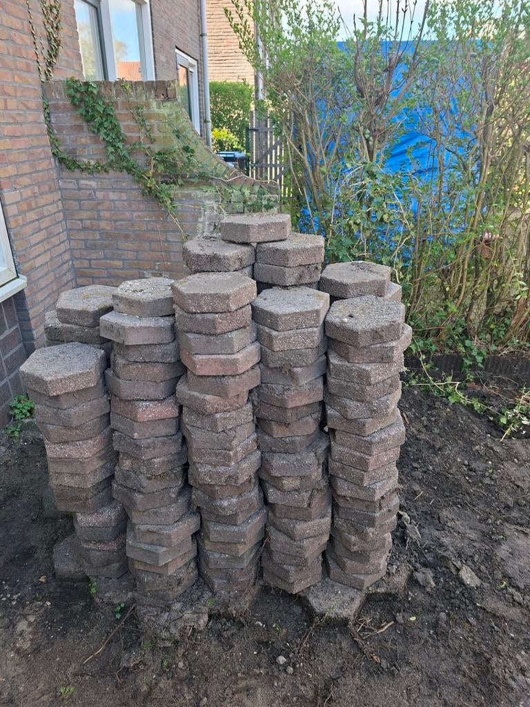 Gratis tegels op te halen! Ongeveer 25-30 m2, Tuin en Terras, Tegels en Klinkers, Ophalen, Gebruikt, 10 m² of meer