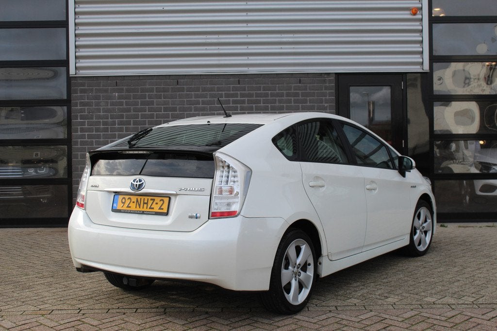 Toyota Prius 1.8 Dynamic / Leer / HUD / JBL / Camera / N.A.P, Auto's, Toyota, Gebruikt, Zwart, 4 cilinders, Wit