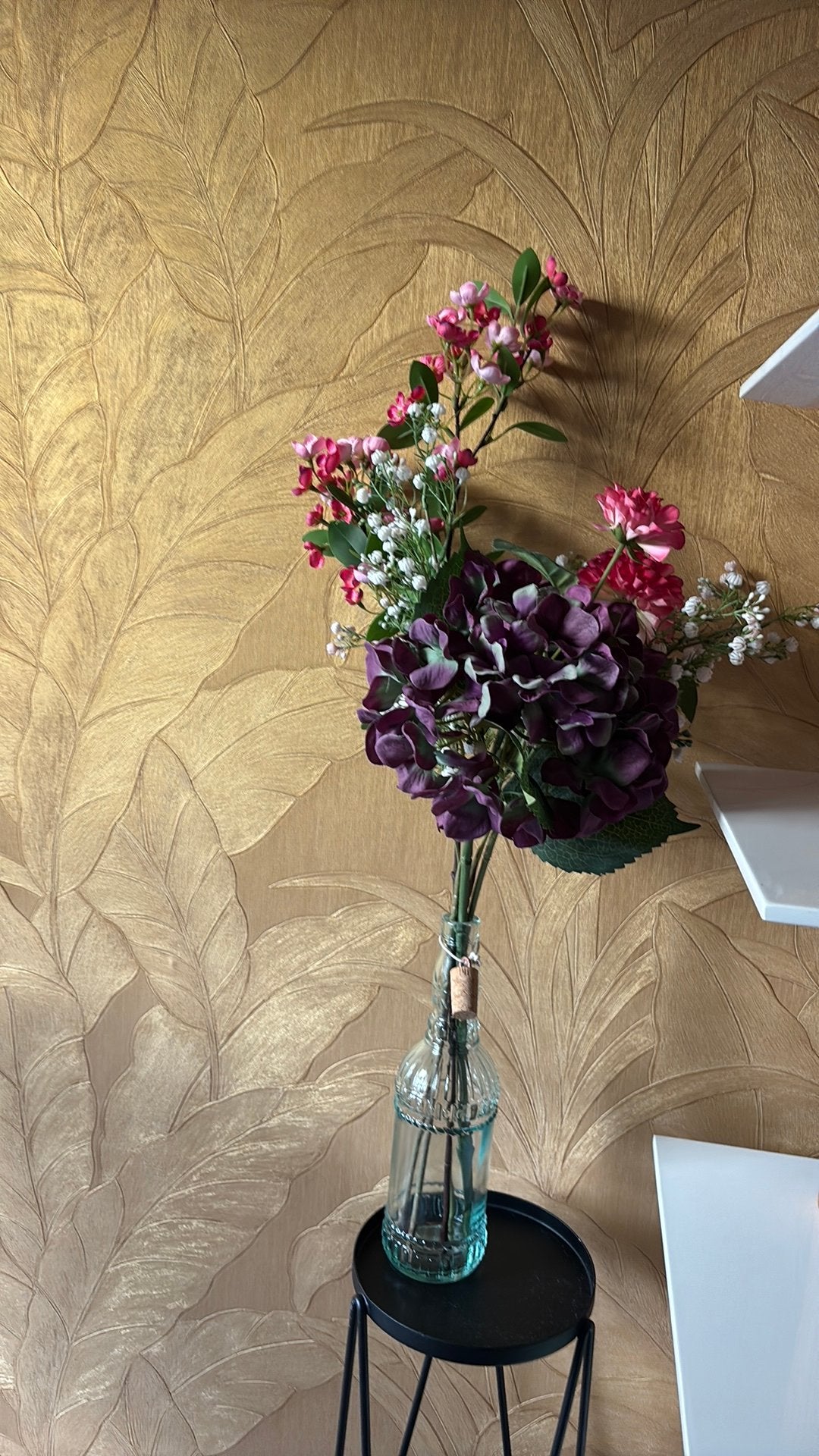 Vaas/ fles met kunstbloemen, Binnen, Ophalen of Verzenden, Zo goed als nieuw, Kunstbloesem