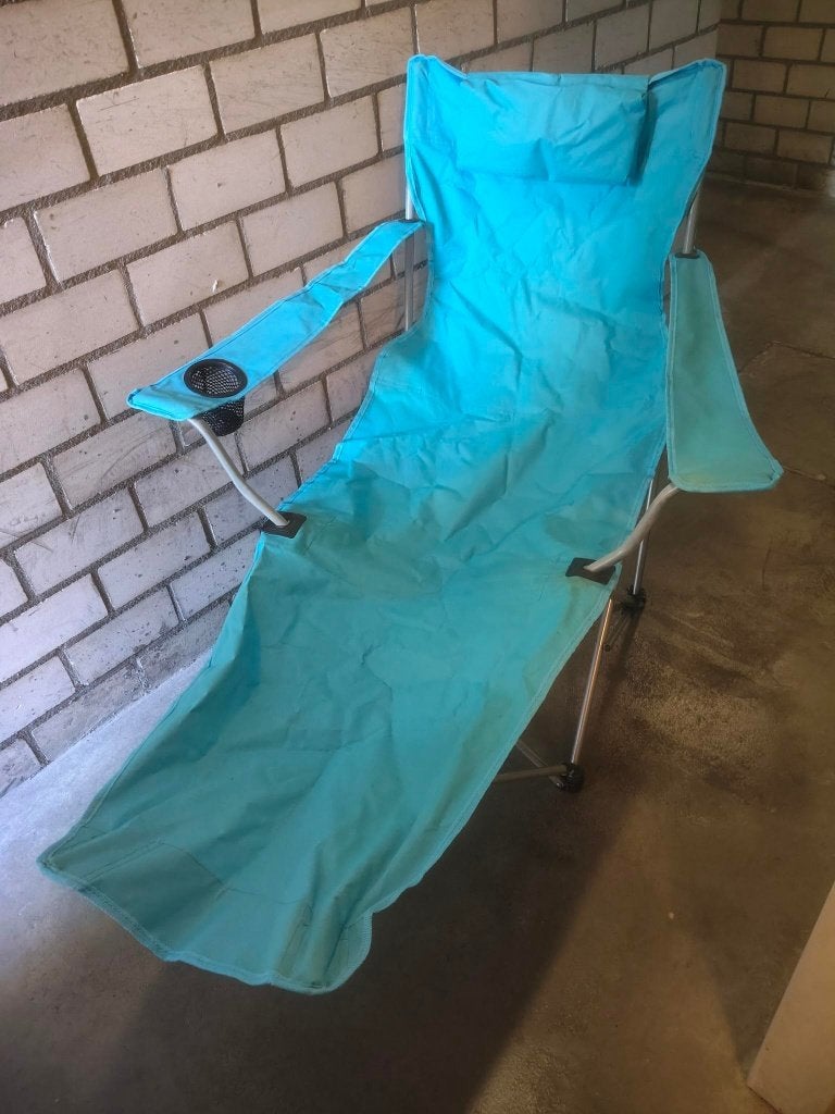 Inklapbaar aquablauwe ligbed, Caravans en Kamperen, Ophalen, Zo goed als nieuw, Campingstoel