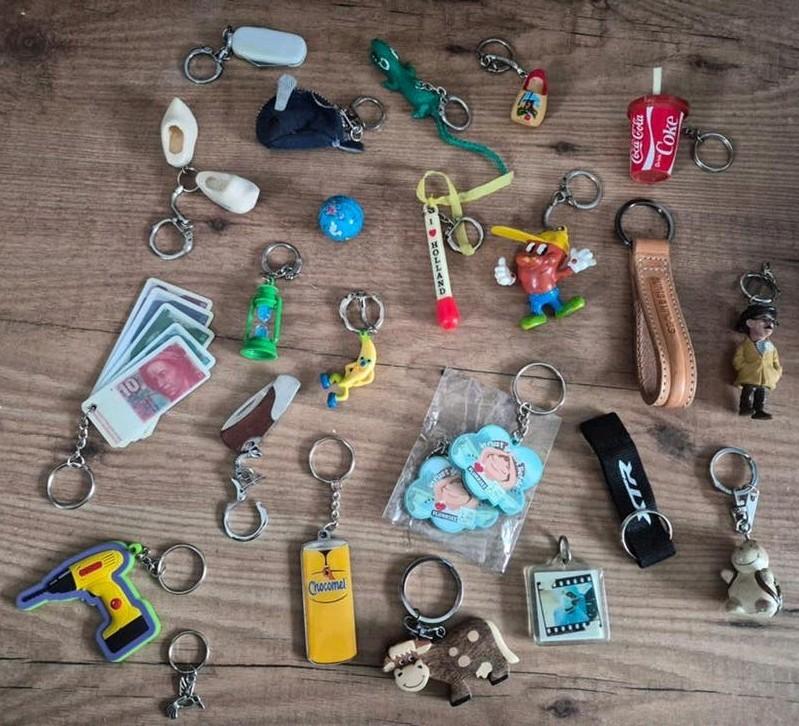 24 sleutelhangers - voor de verzamelaar!, Ophalen of Verzenden, Zo goed als nieuw, Overige typen