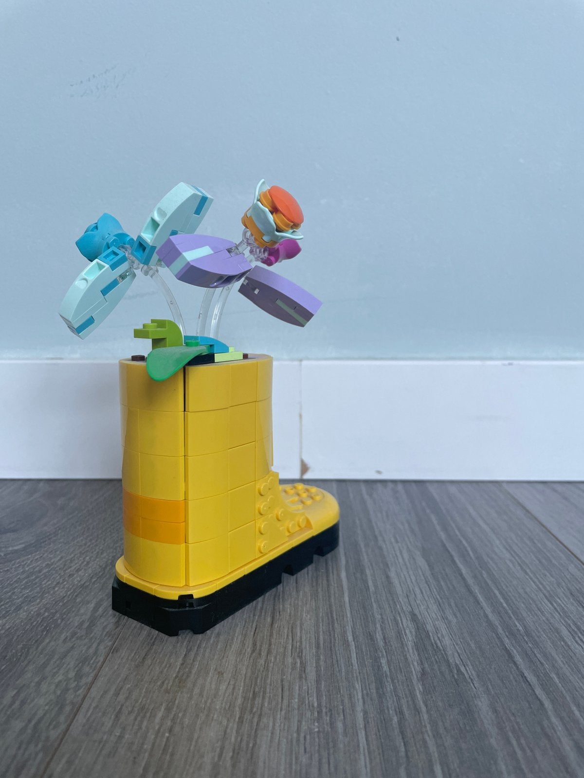 Foto 3 van Lego Bloemen in Gele Laars - Uniek Bouwpakket in