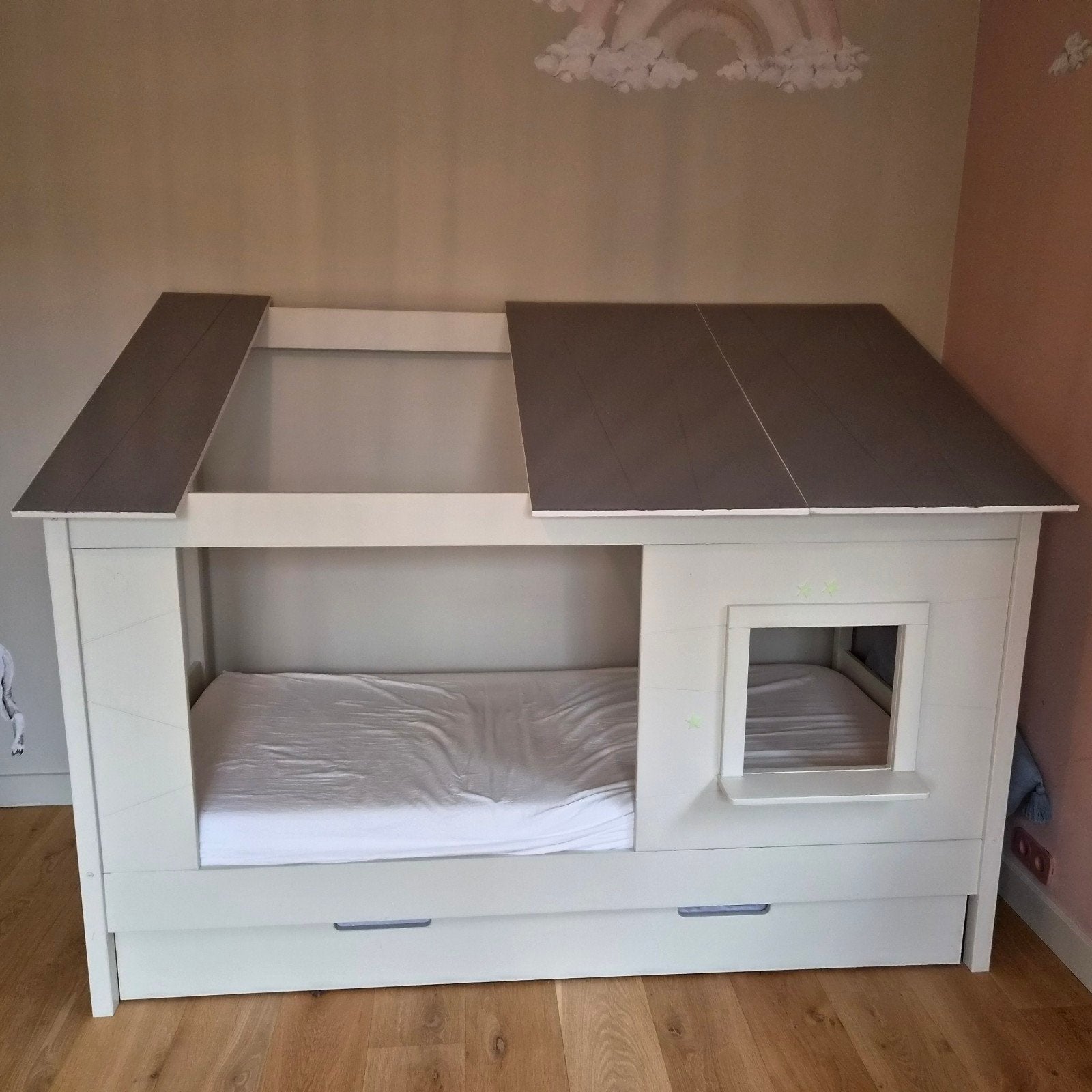 Vipack huisbed met uitschuifbaar bed, Ophalen, 85 tot 100 cm, Zo goed als nieuw, Lattenbodem