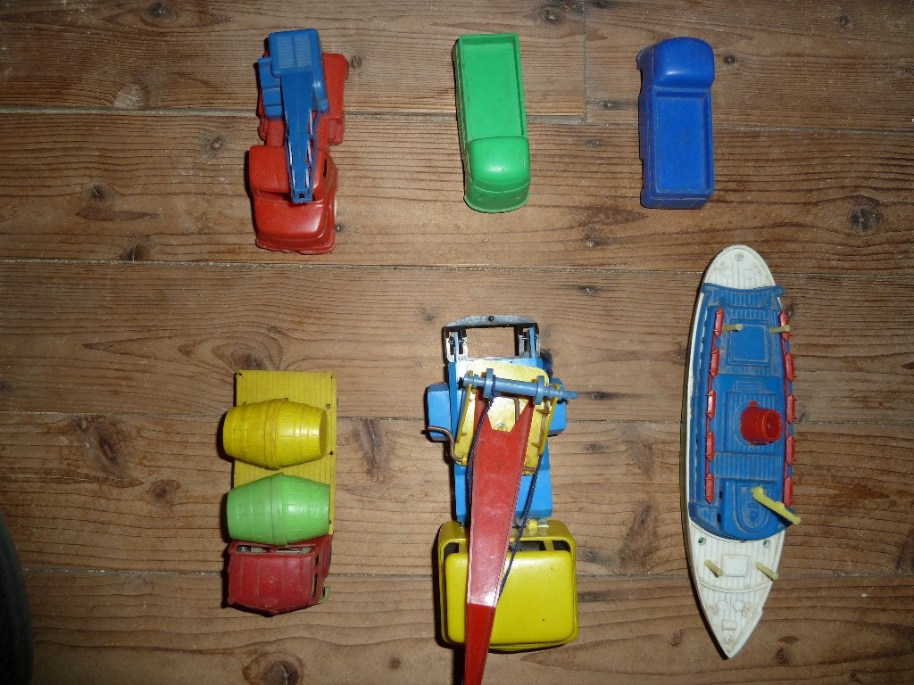 6 Kunststof auto's, Ophalen
