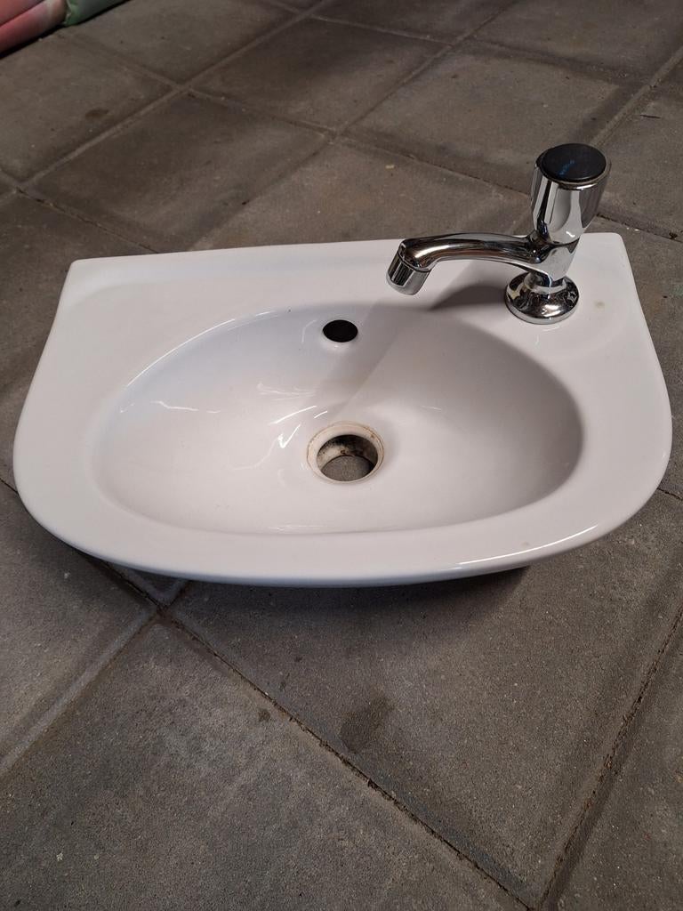 Compacte wastafel met kraan voor toilet of kleine ruimte, Ophalen