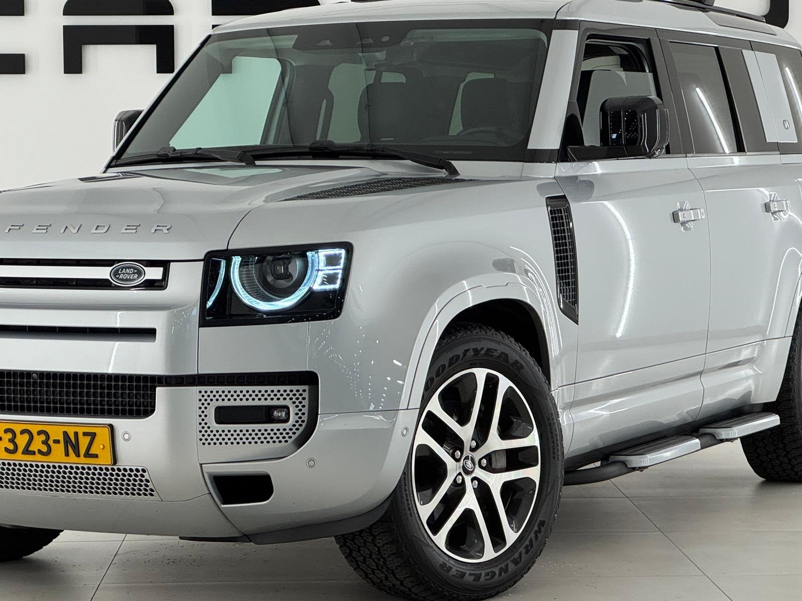 Land Rover Defender 2.0 P400e 110 HSE (bj 2023, automaat), Auto's, Automaat, Dealer onderhouden, 404 pk, Gebruikt
