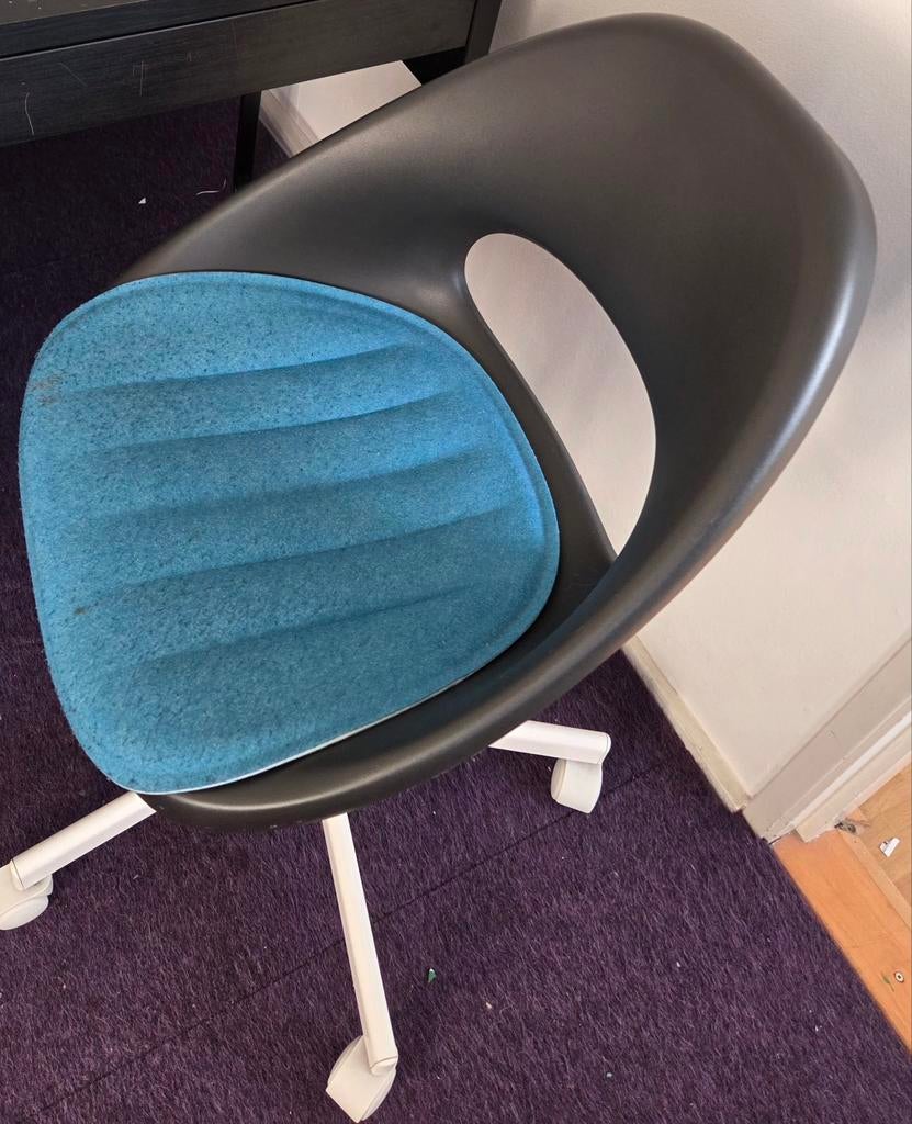 IKEA LOBERGET / MALSKÄR swivel chair with blue seat pad, Huis en Inrichting, Bureaustoelen, Ophalen, Zo goed als nieuw, Zwart