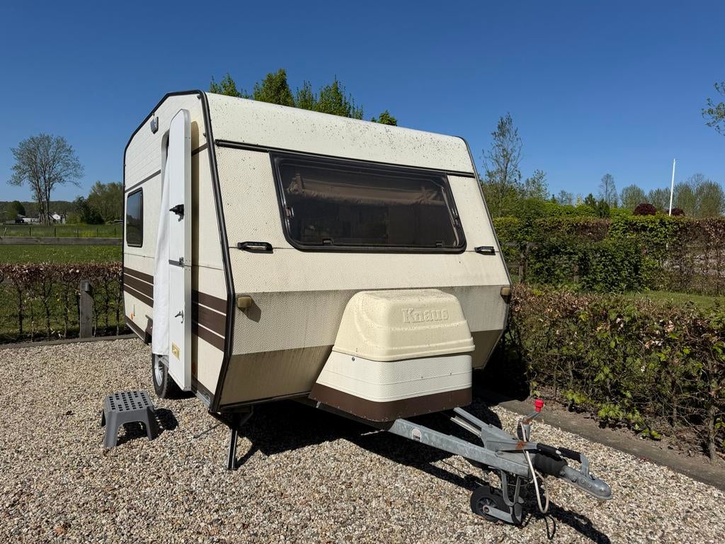 Gezellige gerenoveerde caravan, Caravans en Kamperen, Vast bed, Koelkast, Treinzit, 4 tot 5 meter