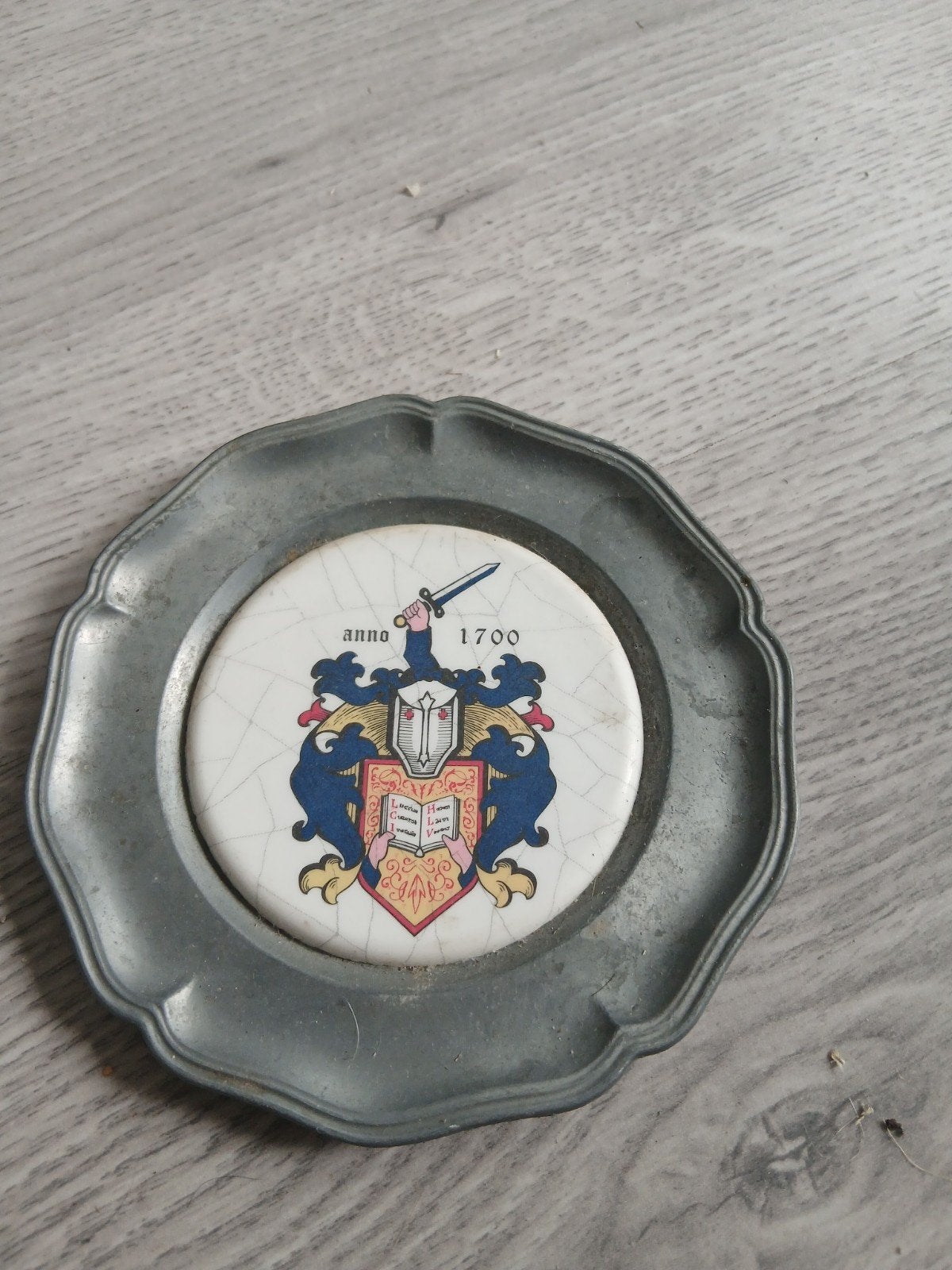 Antieke tinnen schotel met wapenschild 'anno 1700', Antiek en Kunst, Ophalen of Verzenden