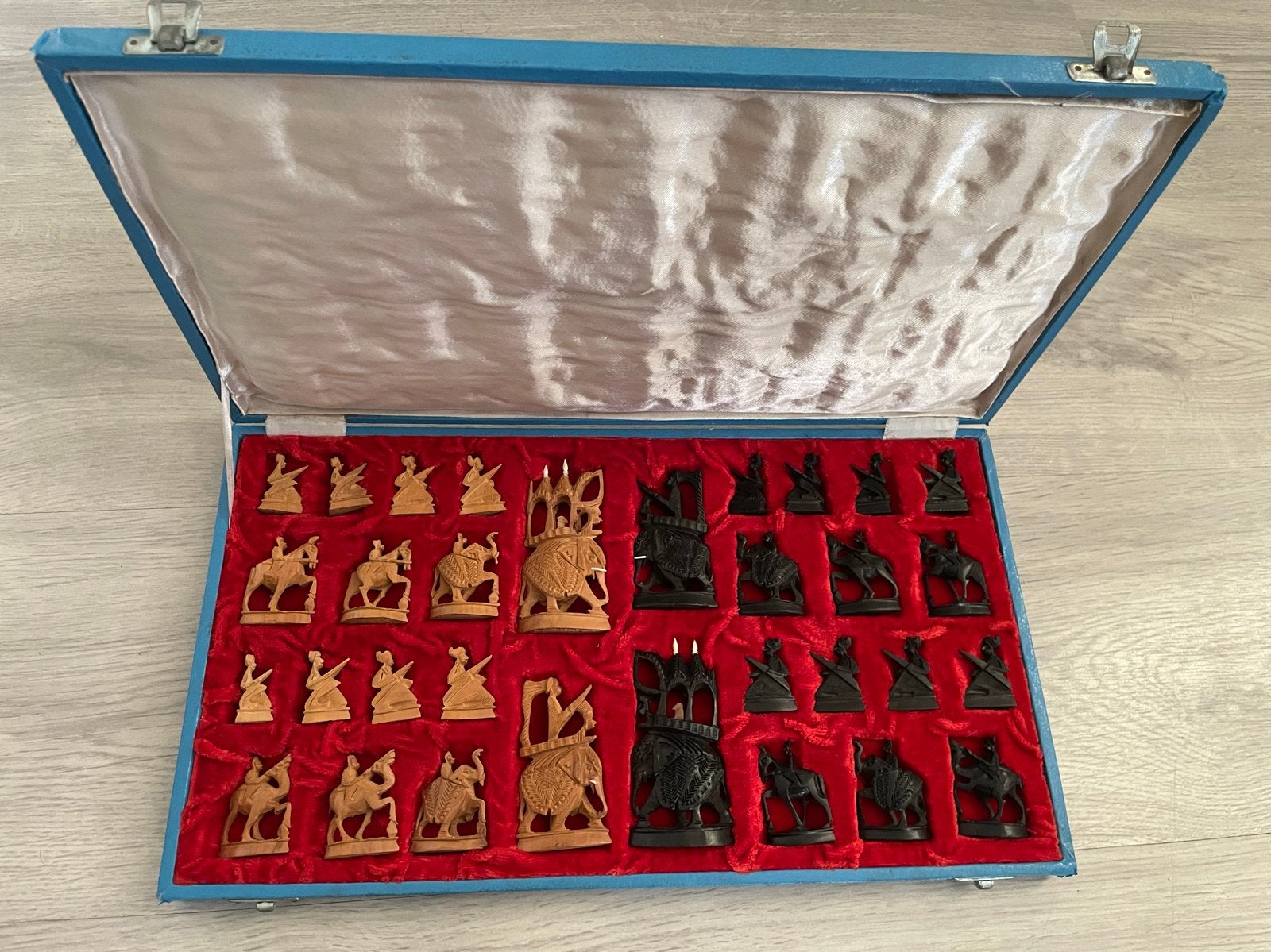 Unieke handgesneden Rajasthani Indiase schaak, Een of twee spelers, Ophalen of Verzenden, Gebruikt