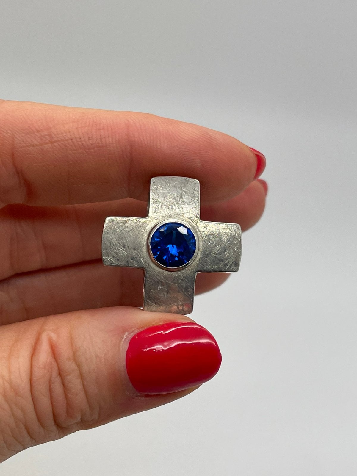 E492 Prachtige zilveren kruis hanger blauwe edelsteen, Ophalen of Verzenden, X, Zilver, Zilver