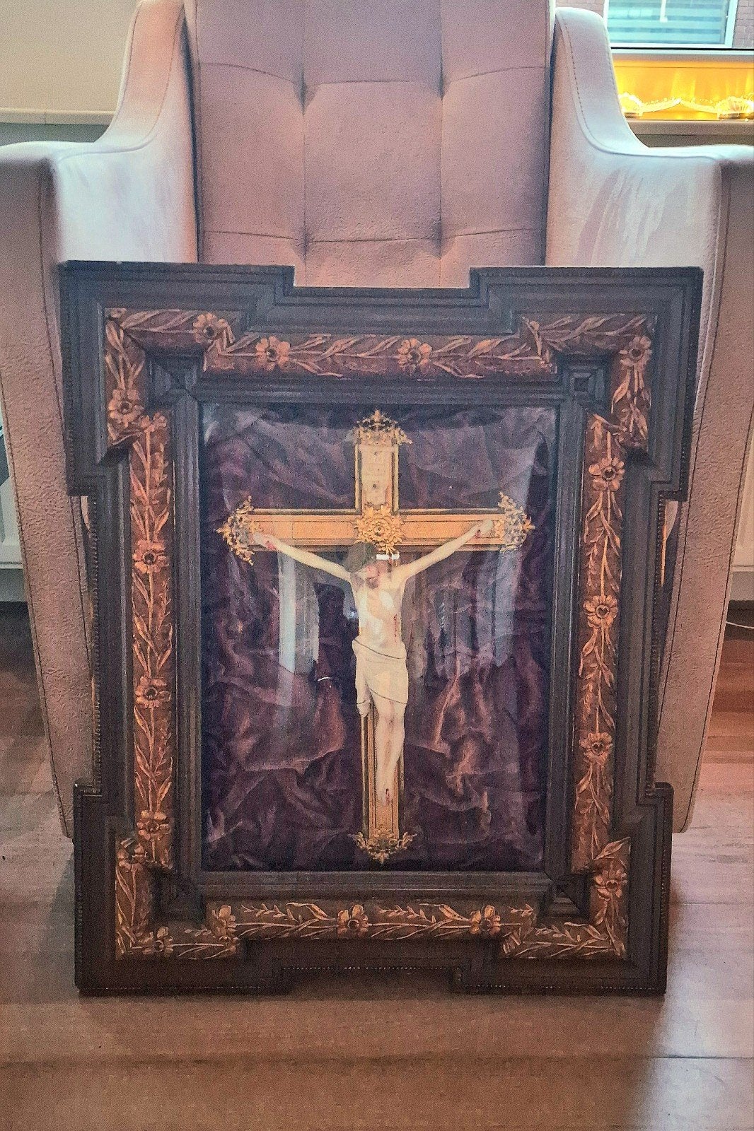 ANTIEK KRUISBEELD IN ORIGINELE VITRINELIJST MET GEBOGEN GLAS, Ophalen