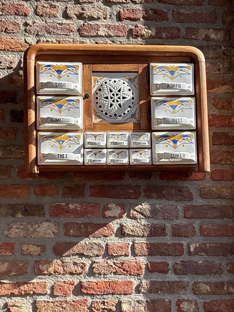 Antiek kruidenrek met porseleinen bakjes, Ophalen