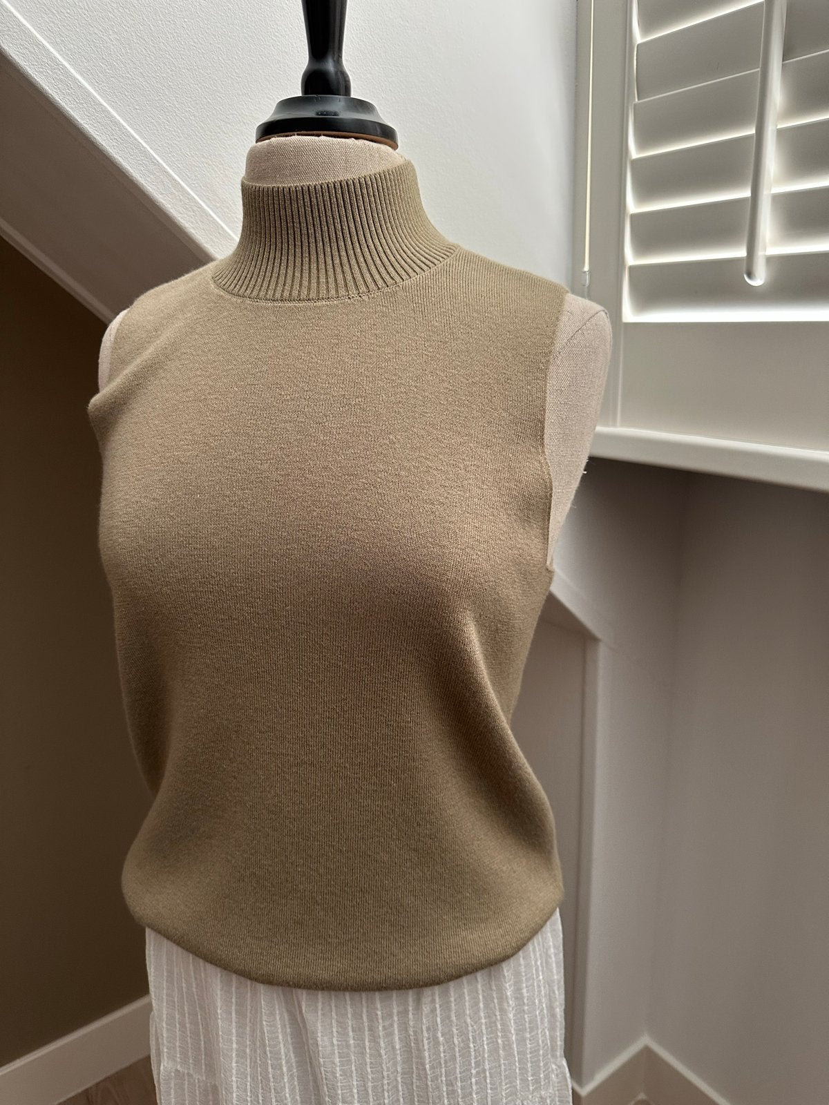 Josephine & Co - mouwloze coltrui maat M - Hoog boord  Nieuw, Kleding | Dames, Tops, Maat 38/40 (M), Beige, Nieuw, Ophalen of Verzenden