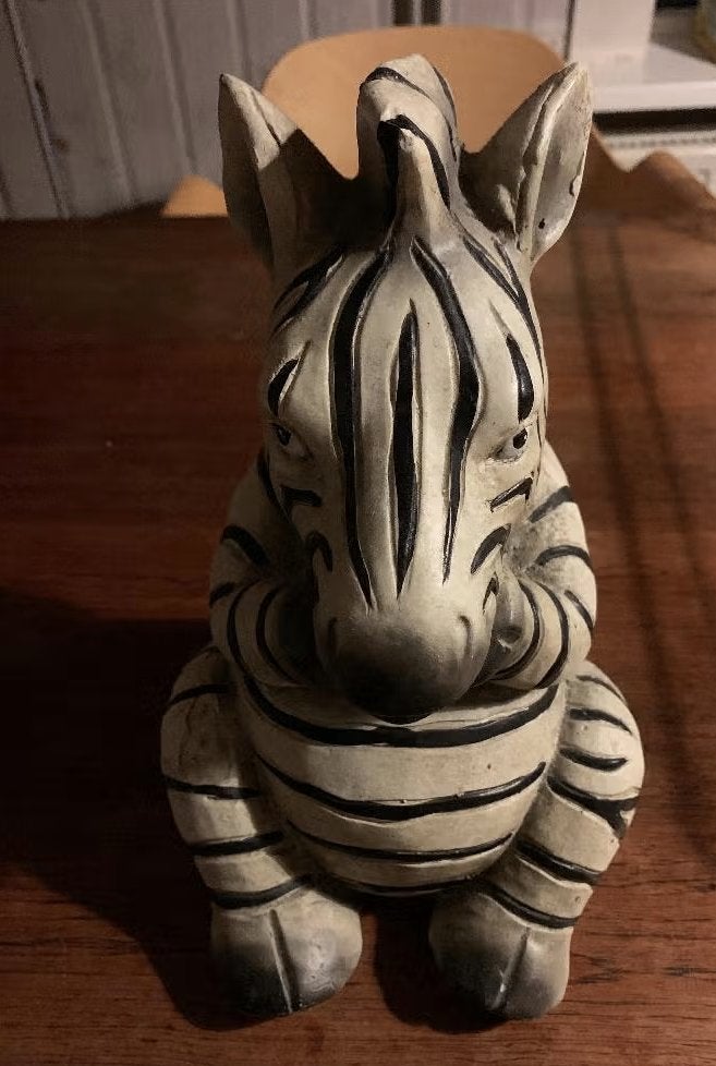 Beeld zittende zebra, zebrabeeld; afmetingen 18 x 31 cm, Verzamelen, Ophalen of Verzenden, Zo goed als nieuw, Dier