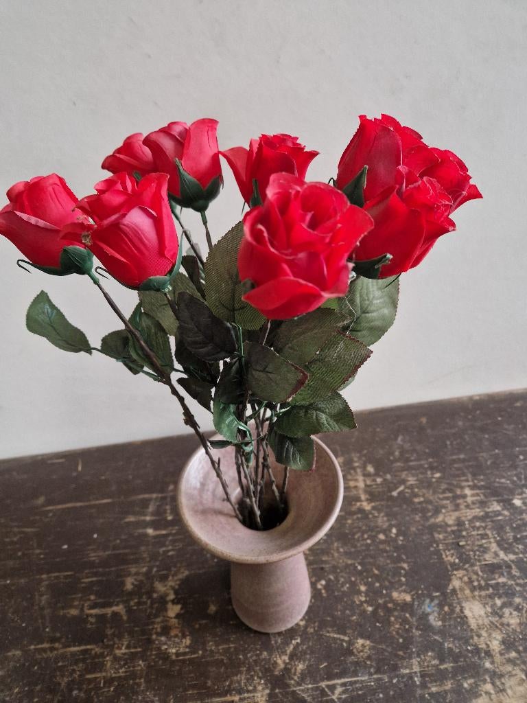 Vaas met 9 stuks rode kunstrozen, Huis en Inrichting, Woonaccessoires | Kunstplanten en Kunstbloemen, Binnen, Gebruikt, Zijde