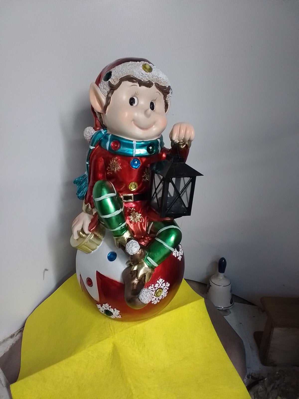 15312) mooi beeld kerstman op bal hoog 48cm met verlichting, Ophalen of Verzenden, Zo goed als nieuw