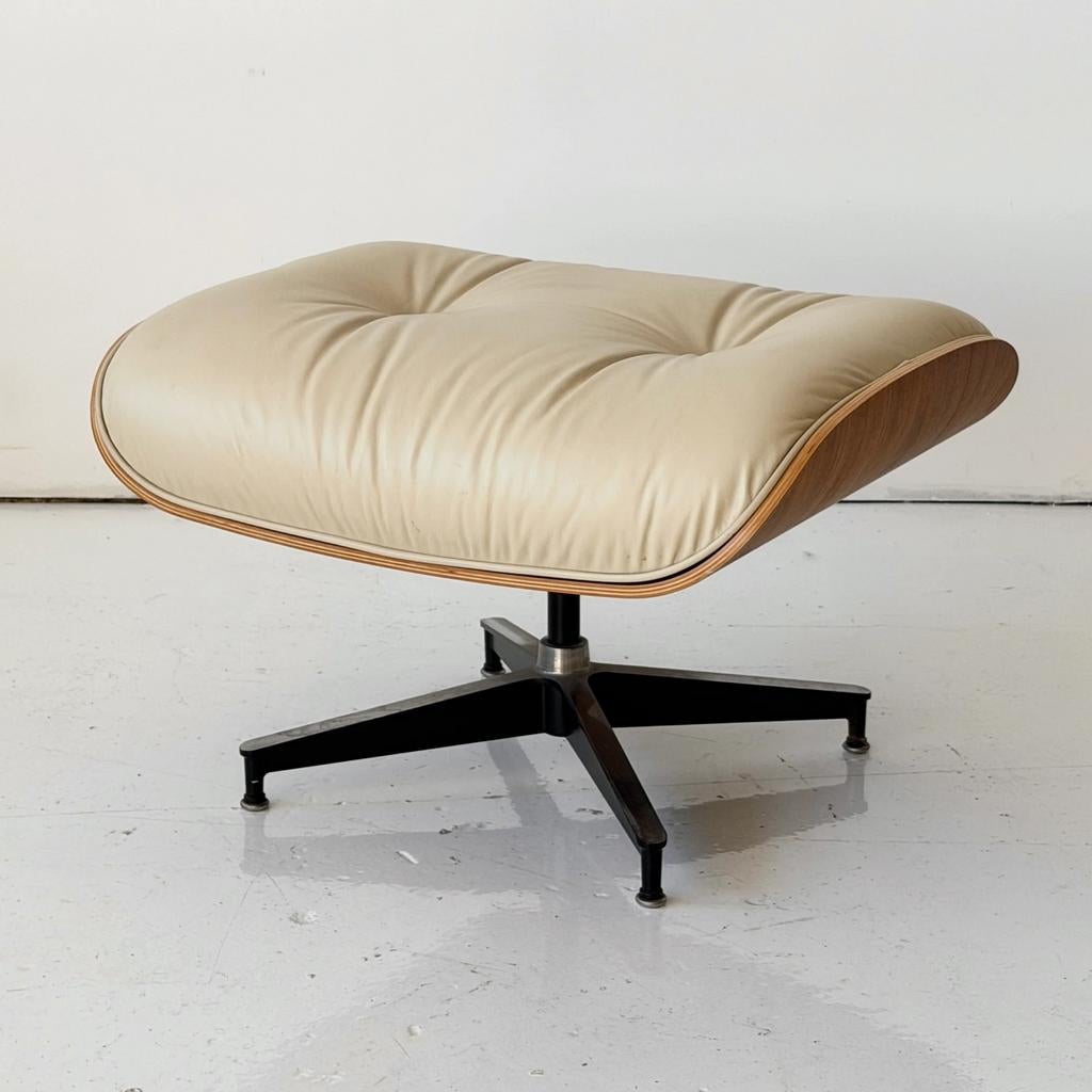 Eames replica ottoman voetbankje - Crème leer, Huis en Inrichting, Banken | Voetenbanken en Poefen, Ophalen, Gebruikt, Overige vormen