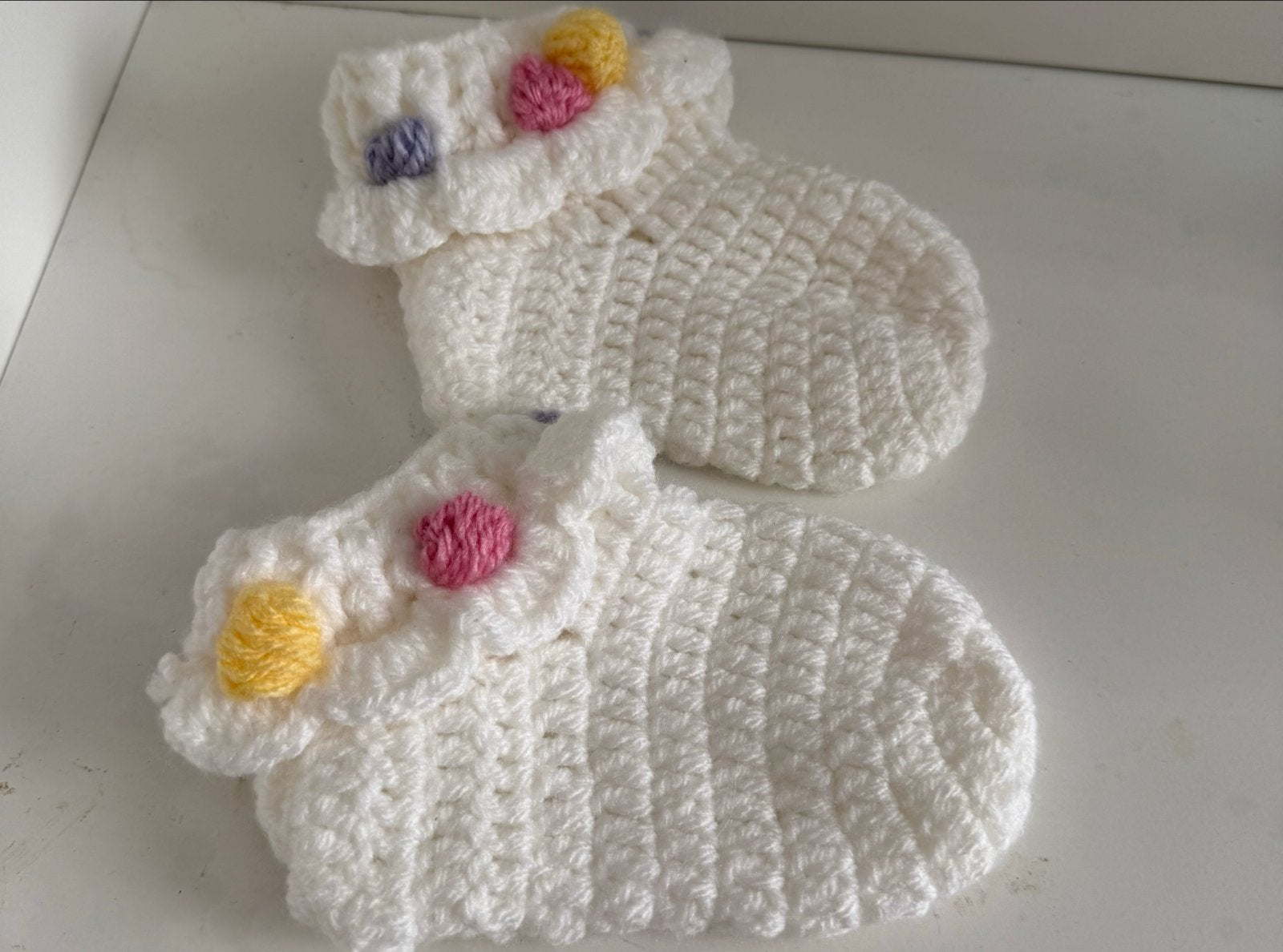 Handgemaakte gehaakte babyslofjes met pompons, Ophalen, Nieuw, Jongetje of Meisje