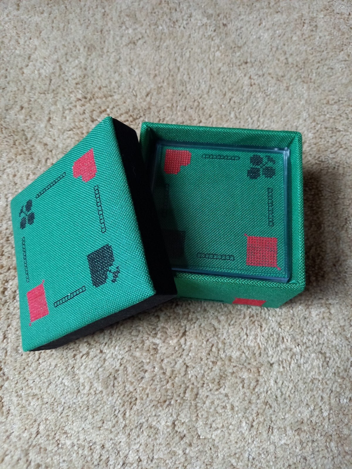 Handgeborduurde doosjes met speelkaartmotieven, Hobby en Vrije tijd, Gezelschapsspellen | Overige, Ophalen of Verzenden, Nieuw