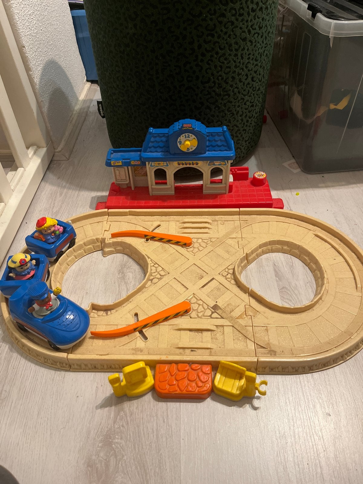 Fisher-Price Little People Treinstation met Treintjes, Ophalen of Verzenden, Gebruikt