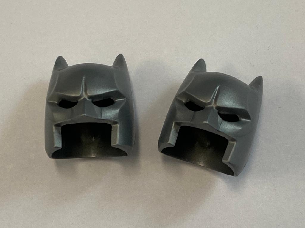Partij 2x nieuwe mat zilveren Lego Batman helm, Ophalen of Verzenden, Nieuw, Losse stenen, Lego