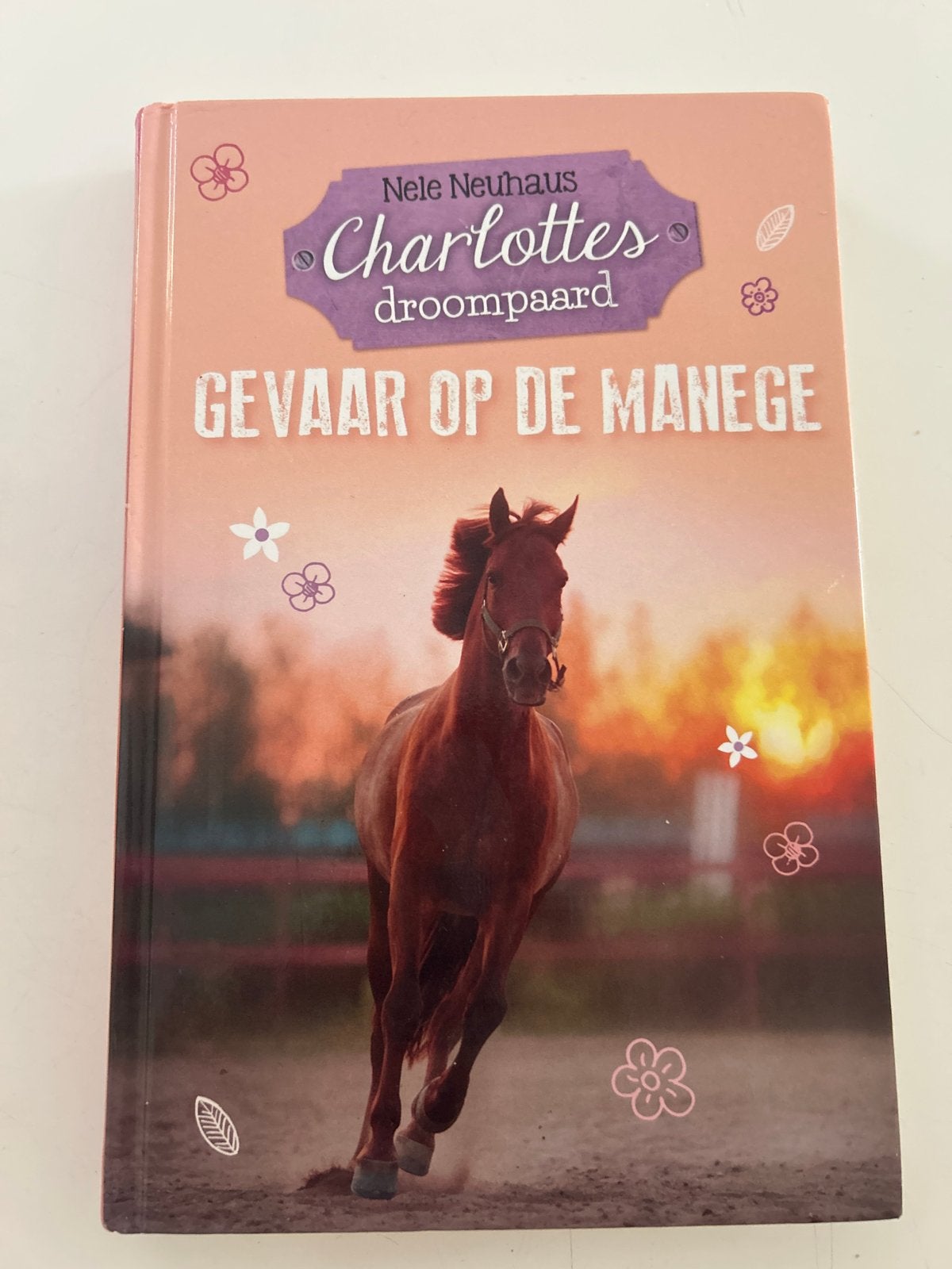 Charlottes Droompaard: Gevaar op de Manege - Nele Neuhaus, Ophalen of Verzenden, Zo goed als nieuw, Fictie