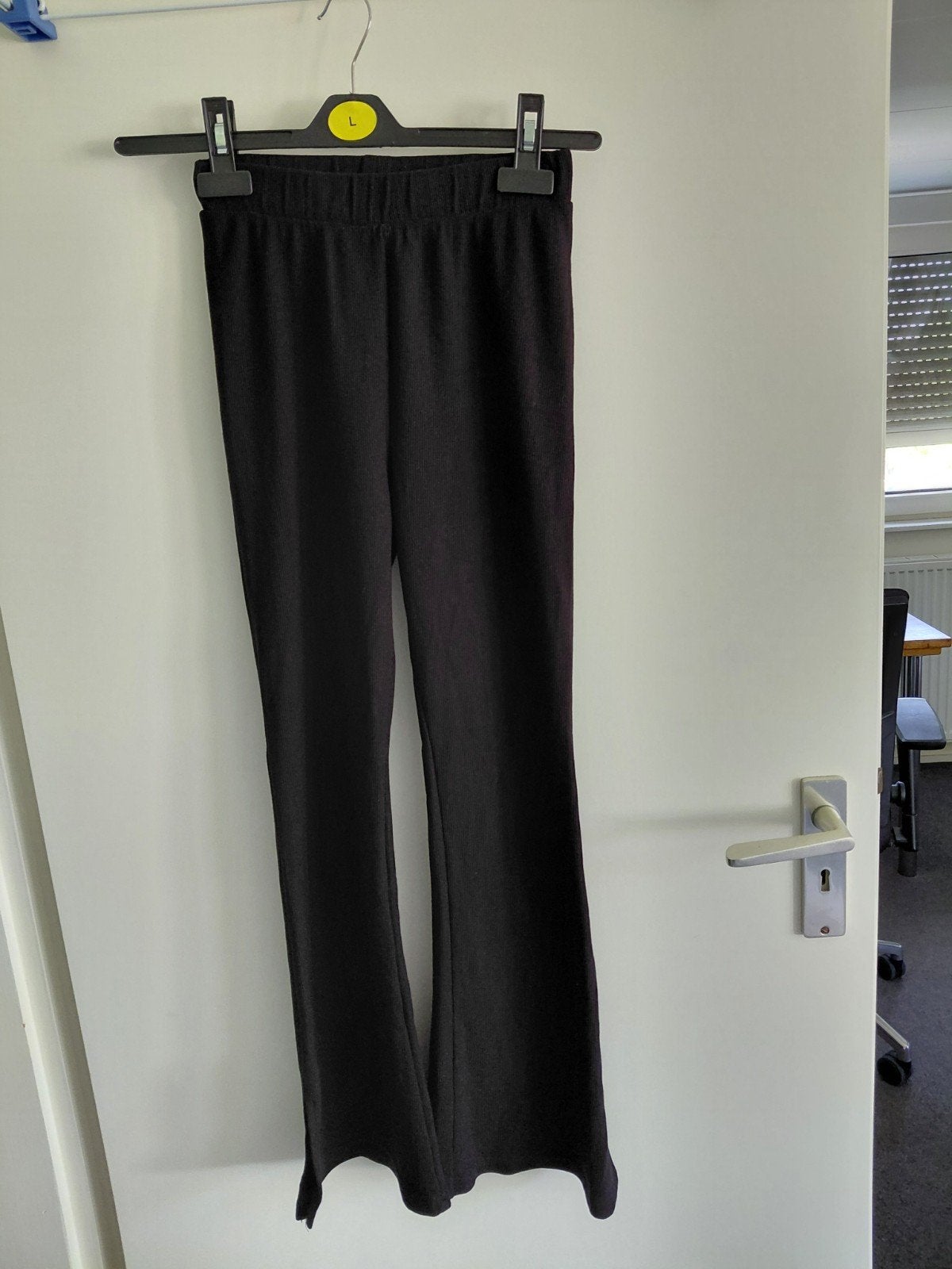 als nieuw zwarte flared broek Hema draagmaat 152/158 2 euro, Broek, Meisje, Ophalen of Verzenden, Zo goed als nieuw
