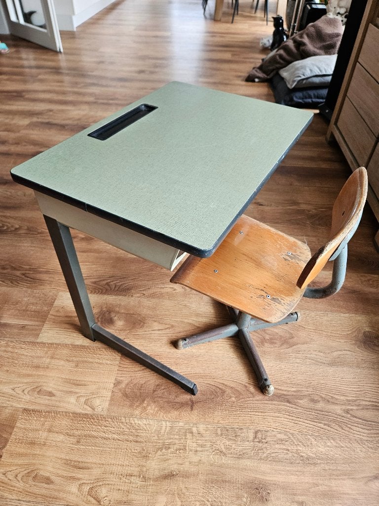 Vintage schoolbureau + krukje, Ophalen