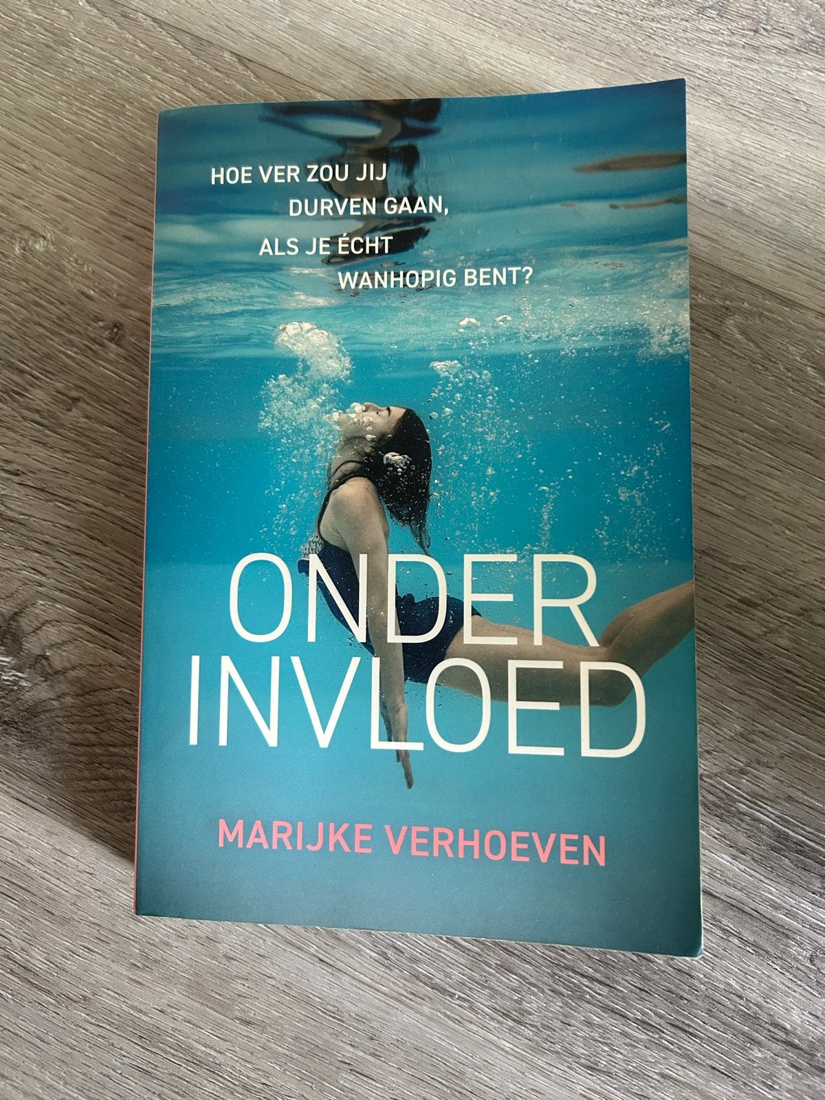 Onder Invloed - Marijke Verhoeven (Thriller), Boeken, Ophalen of Verzenden, Zo goed als nieuw