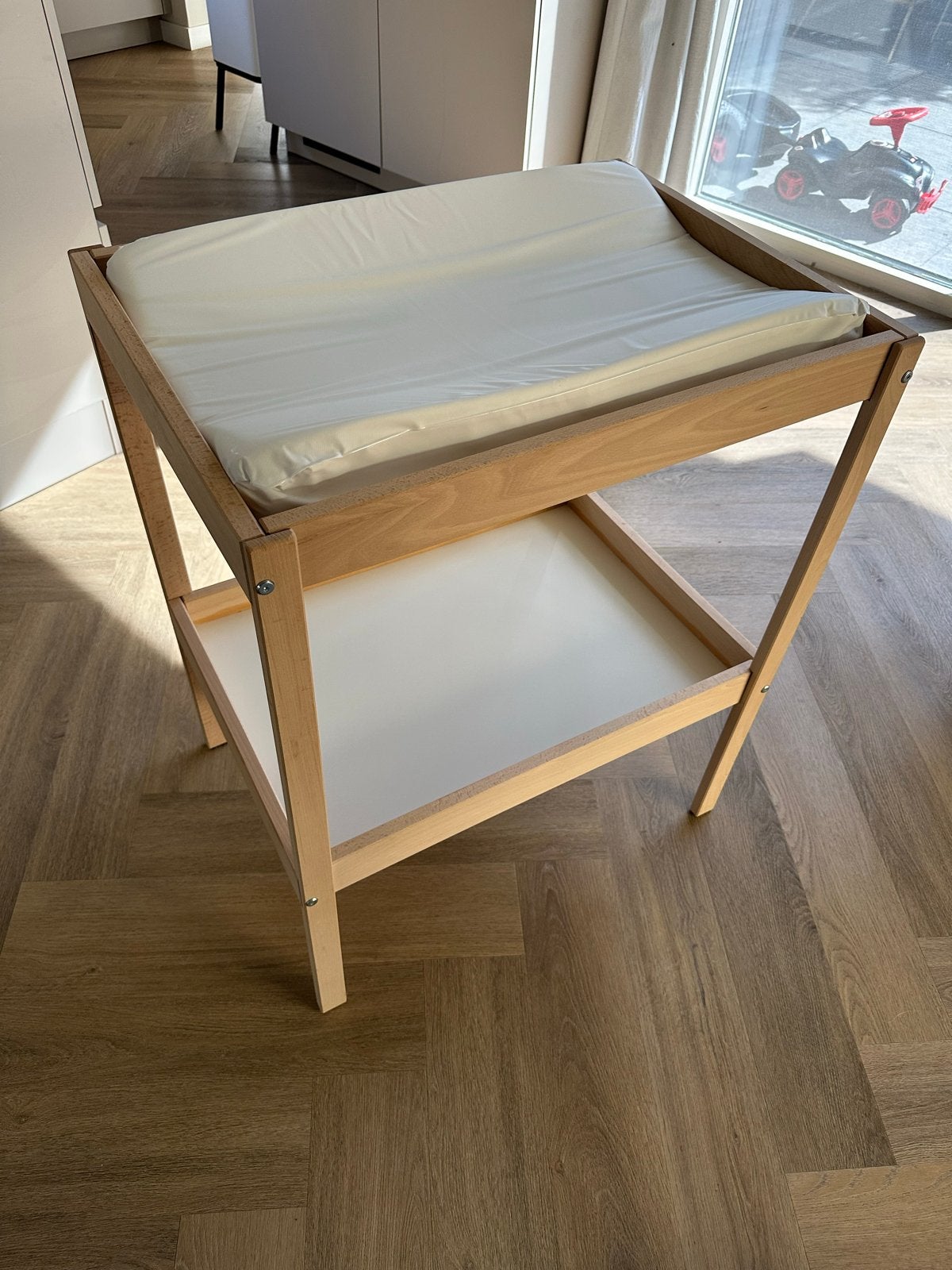 Houten commode met aankleedkussen, Kinderen en Baby's, Minder dan 75 cm, 50 tot 70 cm, Zo goed als nieuw, Opstaande rand