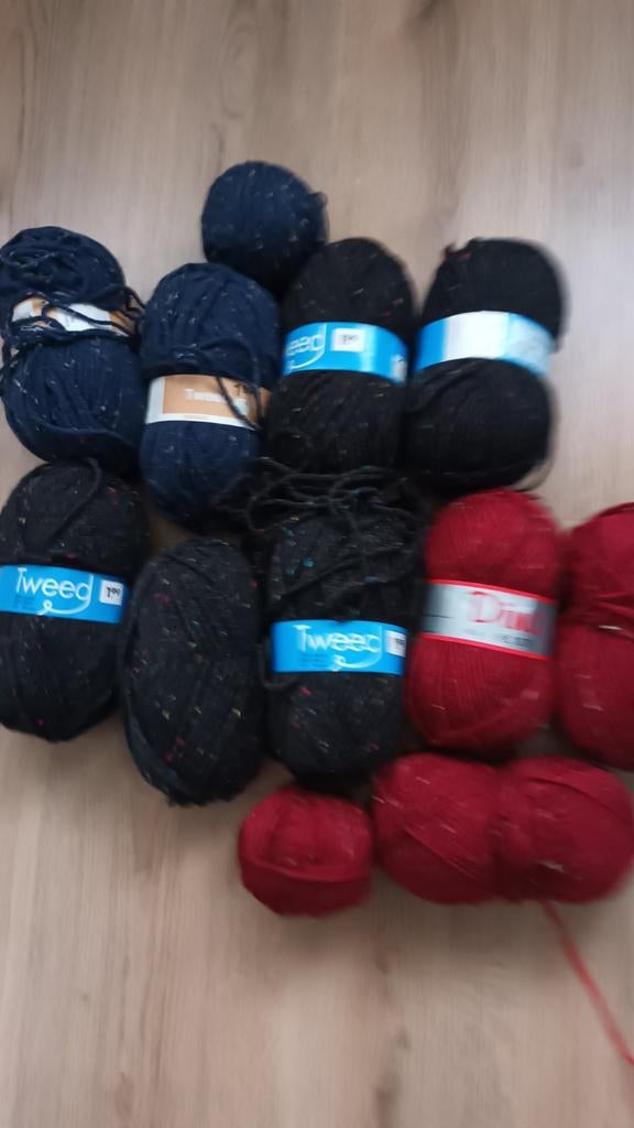 Een partij brei garen donker blauw en rood  zwart verkocht, Ophalen, Breien of Haken, Wol of Garen