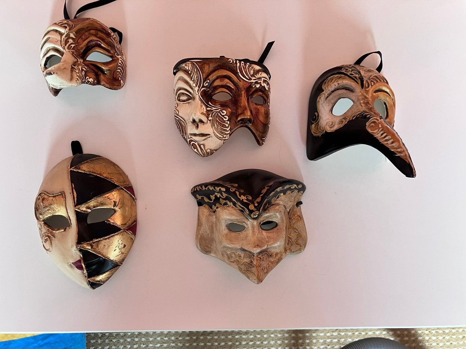 Mini maskers, Ophalen
