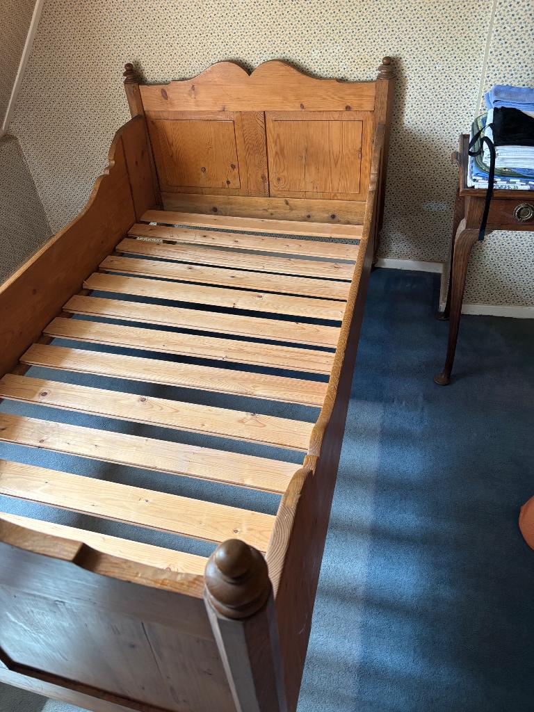 Bed, geloogd grenen, Ophalen