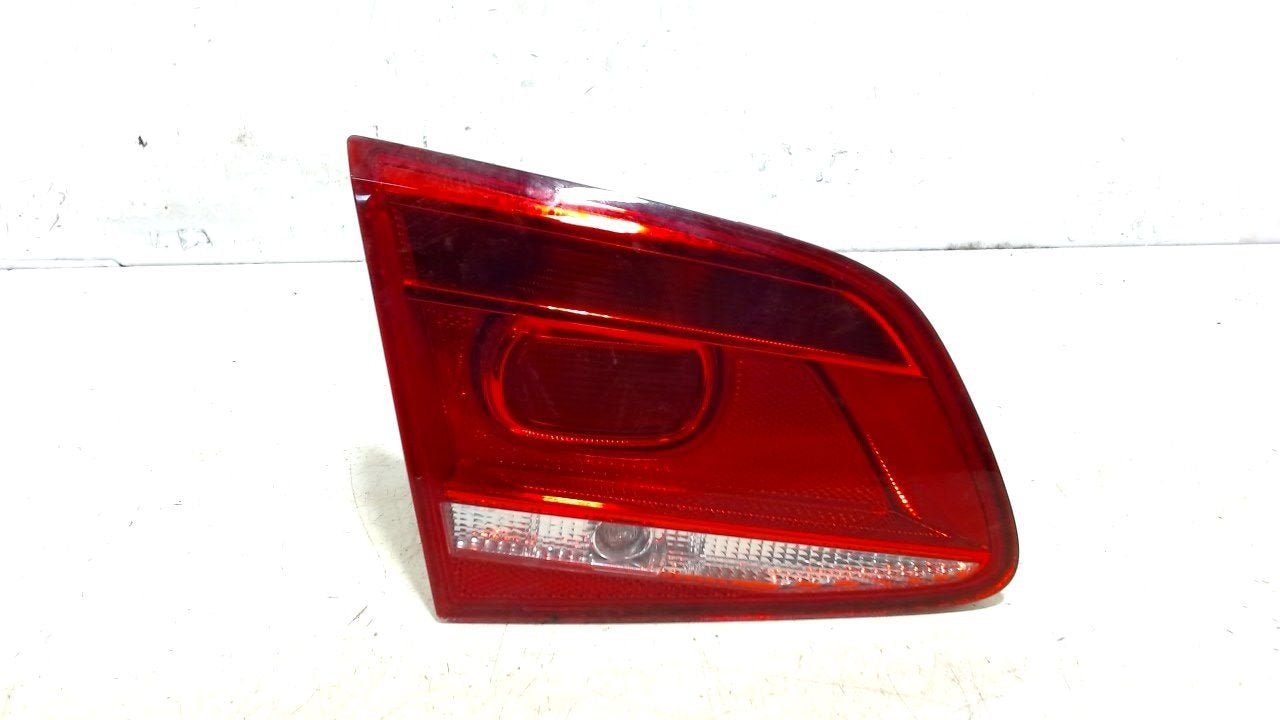 Achterlicht kofferdeksel achterklep links Volkswagen Passat, Onderdelen@venauto.nl, Van der Ven Autorecycling B.V., Gebruikt, Ettenseweg 76, 4706 PB Roosendaal, The Netherlands