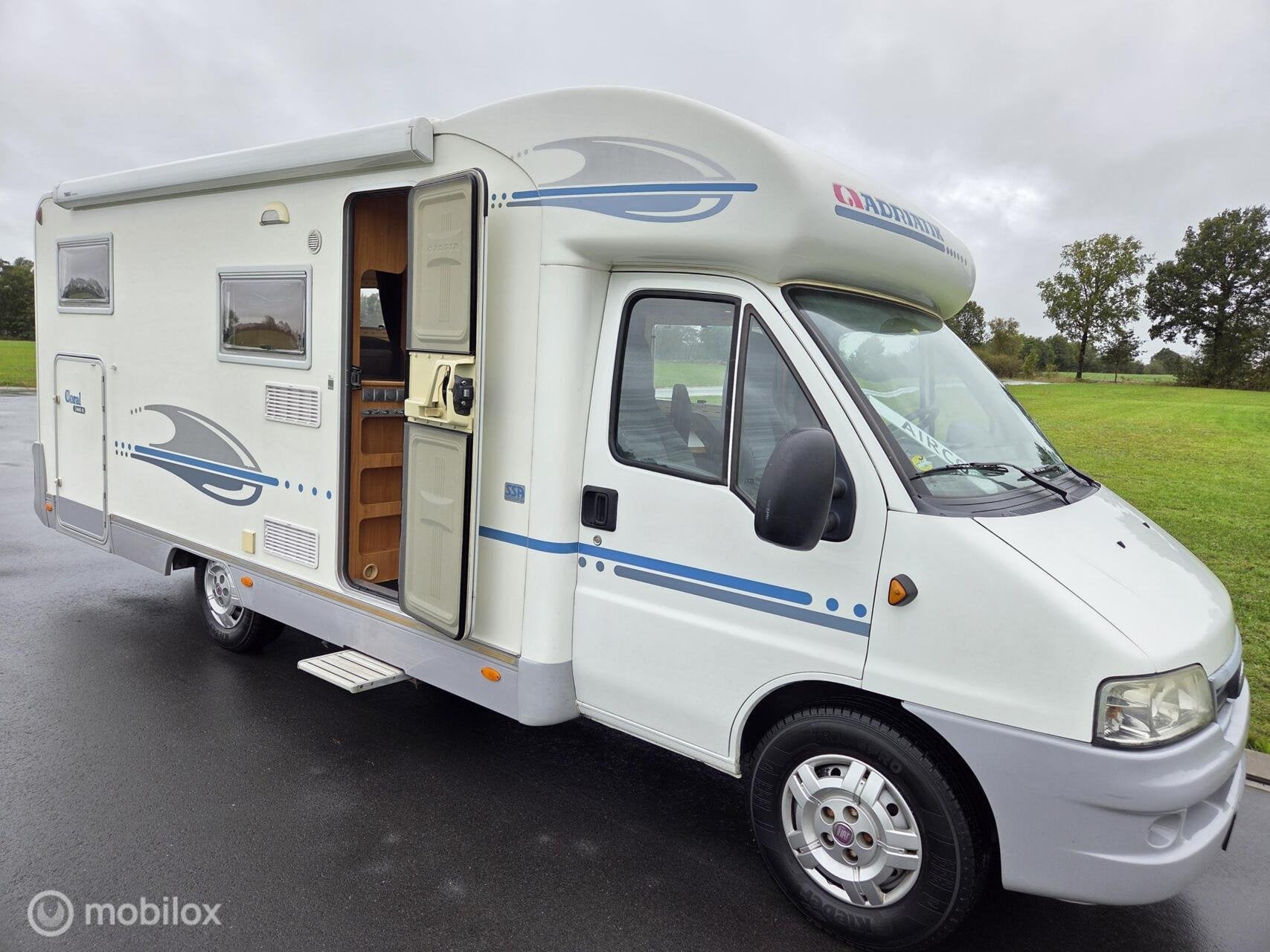 Adria Coral 660 enkele bedden 128pk ☆Trekhaak, 2005, Airco, Caravans en Kamperen, 6 tot 7 meter, Bedrijf, Adria, 6 tot 7 meter