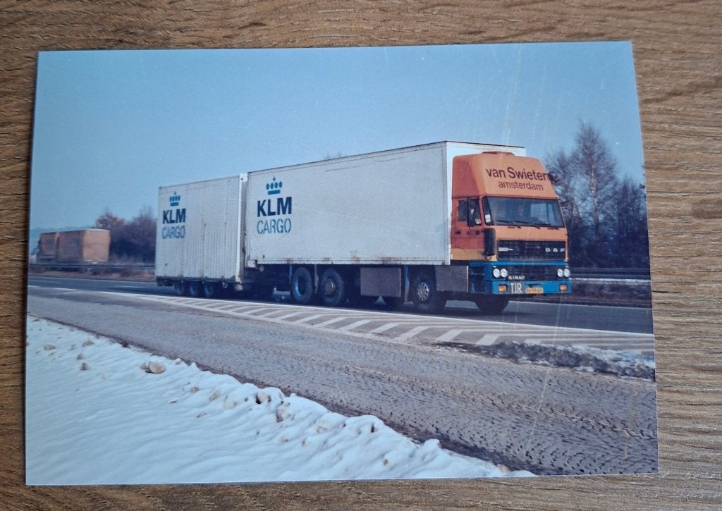 2.1 Oude foto KLM Cargo vrachtwagen van Van Swieten jaren 70, 1980 tot heden, Foto, Ophalen of Verzenden, Zo goed als nieuw