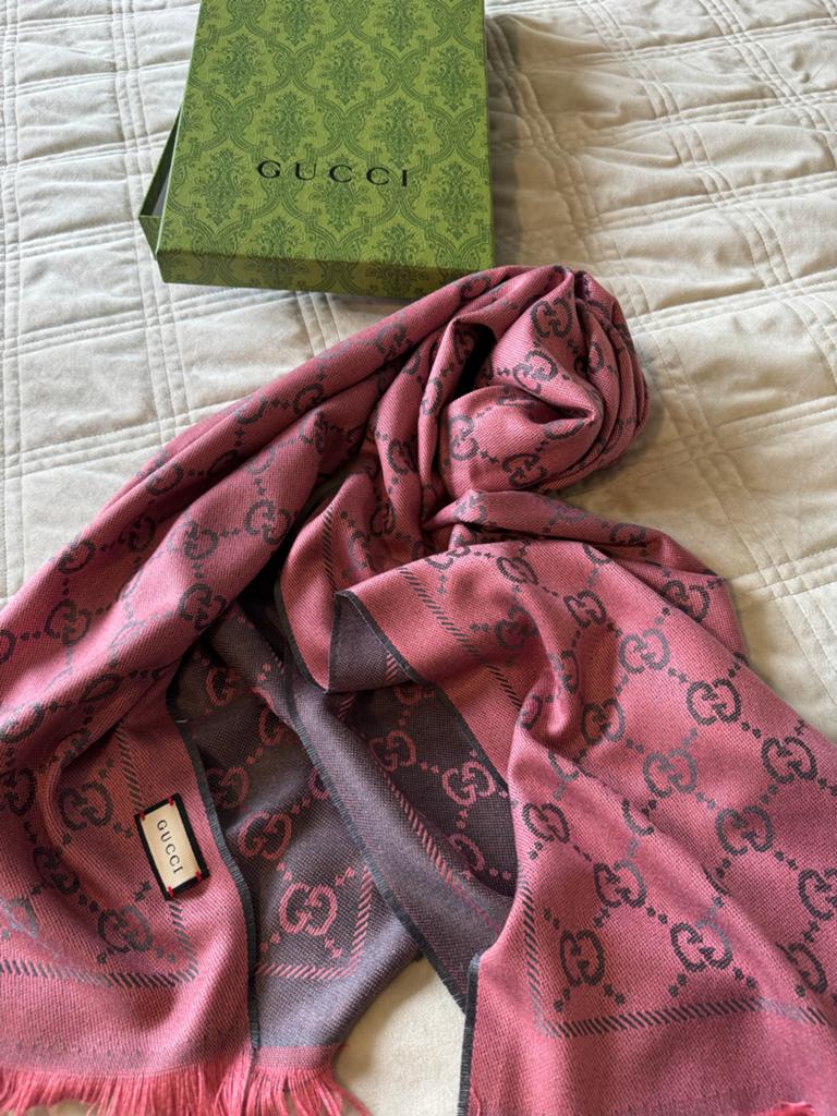 Gucci GG Jacquard Sjaal Roze/Grijs met Doos, Ophalen of Verzenden, Zo goed als nieuw, Maat 38/40 (M), Sjaal