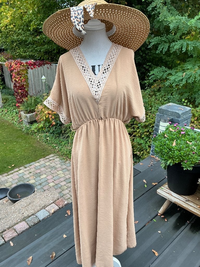 Nieuwe beige jurk met kort en kant maat l 40 lang, Beige, Nieuw, Onder de knie, Ophalen