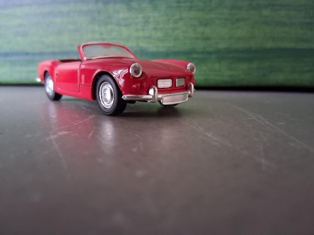 Rode Triumph Spitfire MK3 - Zo goed als nieuw, Hobby en Vrije tijd, Modelauto's | 1:43, Ophalen of Verzenden, Zo goed als nieuw