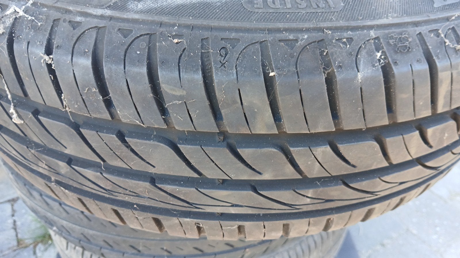 Foto 3 van 4 zomerwielen op velg. 175/65 R14