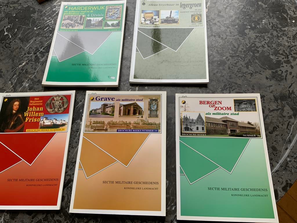 Brochures Sectie Militaire Geschiedenis 13,14,16,19,20, Ophalen of Verzenden, 1945 tot heden, Gelezen, Landmacht