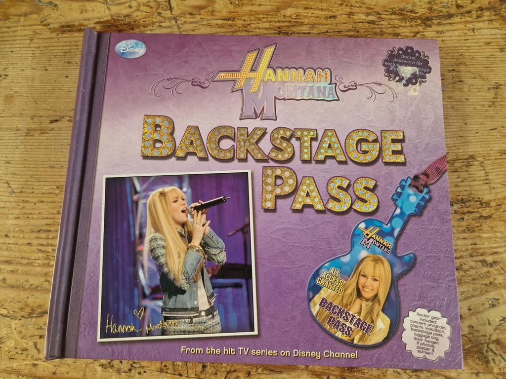 Hannah Montana Backstage Pass boek Miley Cyrus, Ophalen of Verzenden, Overige figuren, Zo goed als nieuw, Overige typen