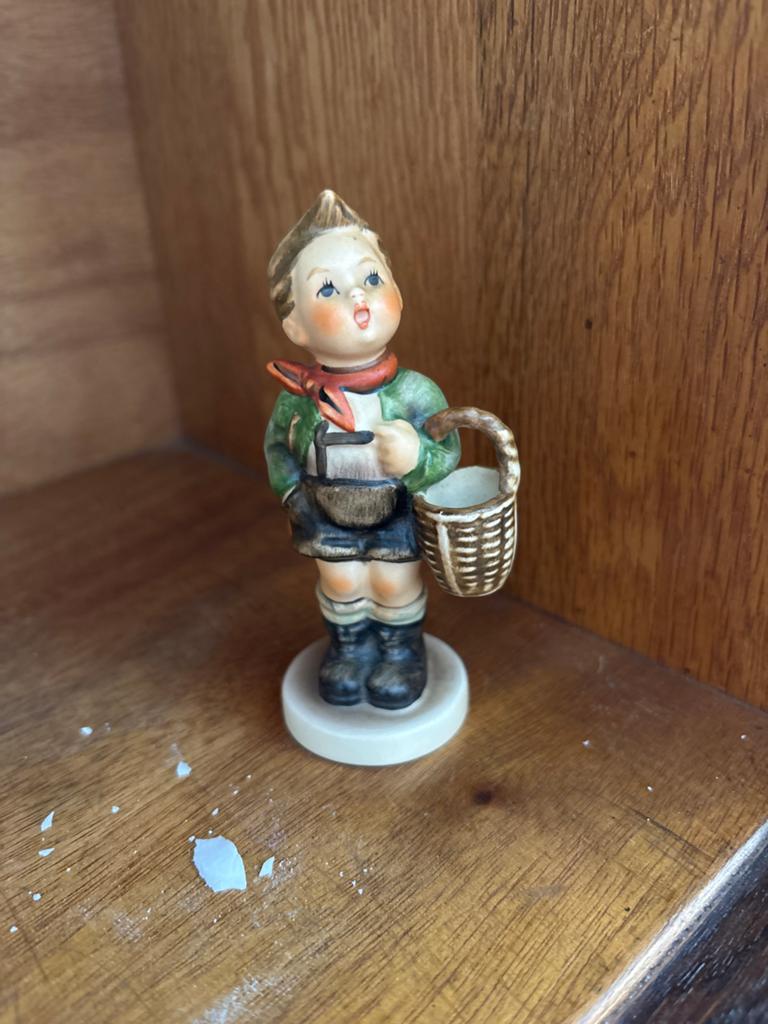 Vintage Hummel beeldje jongen met mandje W.Germany, Ophalen of Verzenden, Gebruikt, Hummel